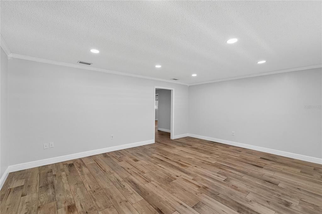 合同活跃: $450,000 (4 贝兹, 2 浴室, 2306 平方英尺)