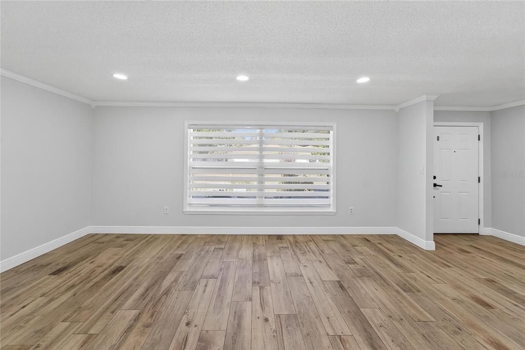 合同活跃: $450,000 (4 贝兹, 2 浴室, 2306 平方英尺)