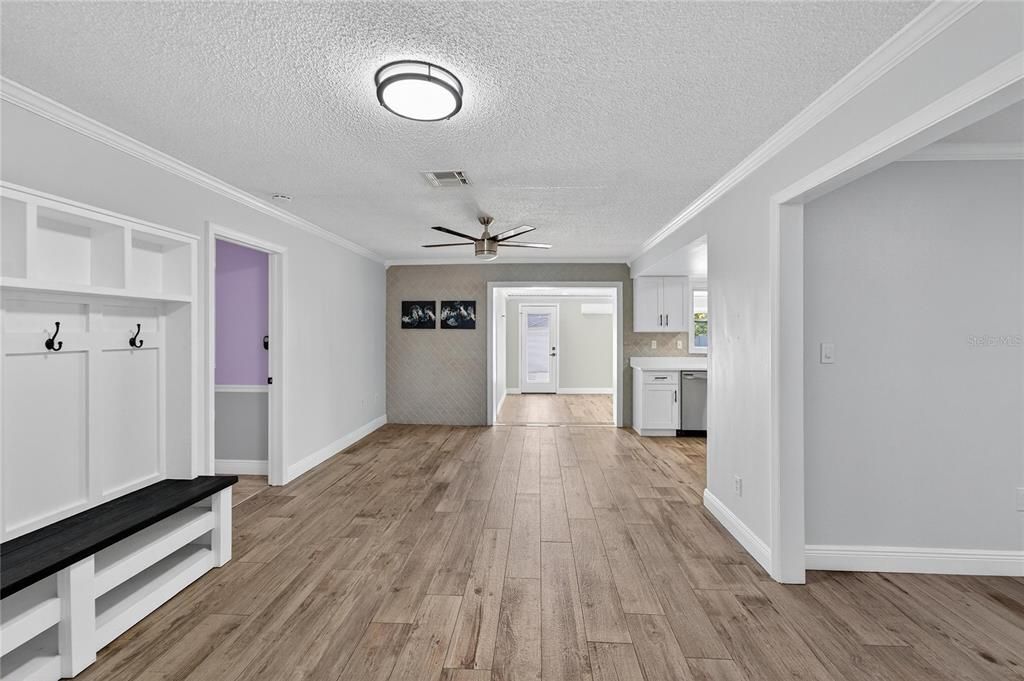 合同活跃: $450,000 (4 贝兹, 2 浴室, 2306 平方英尺)