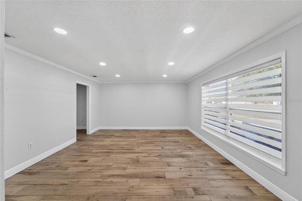 合同活跃: $450,000 (4 贝兹, 2 浴室, 2306 平方英尺)