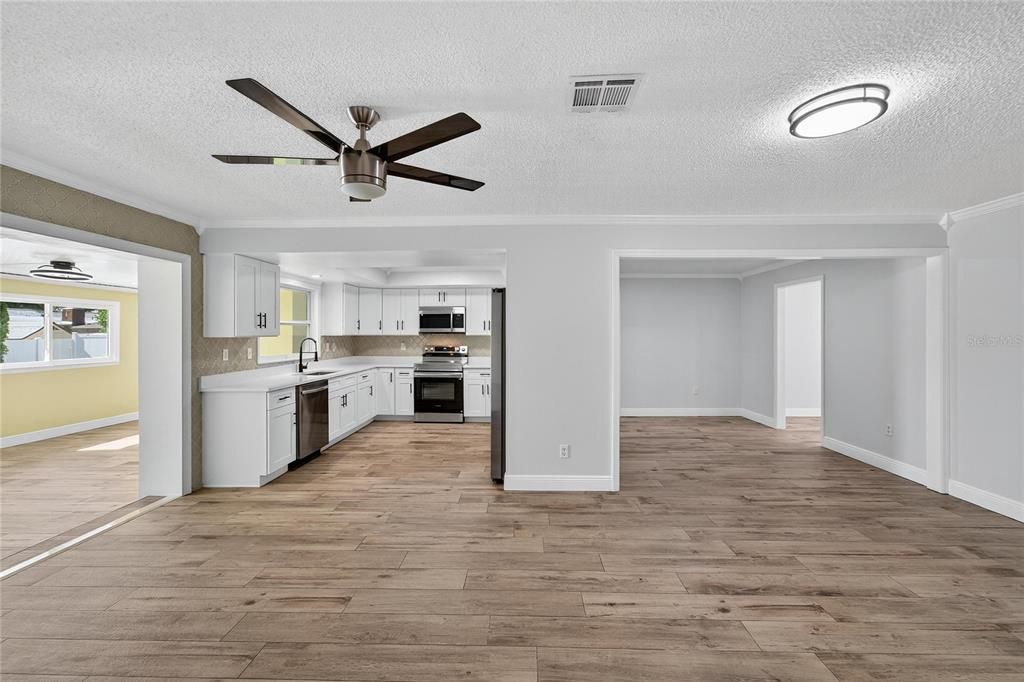 合同活跃: $450,000 (4 贝兹, 2 浴室, 2306 平方英尺)