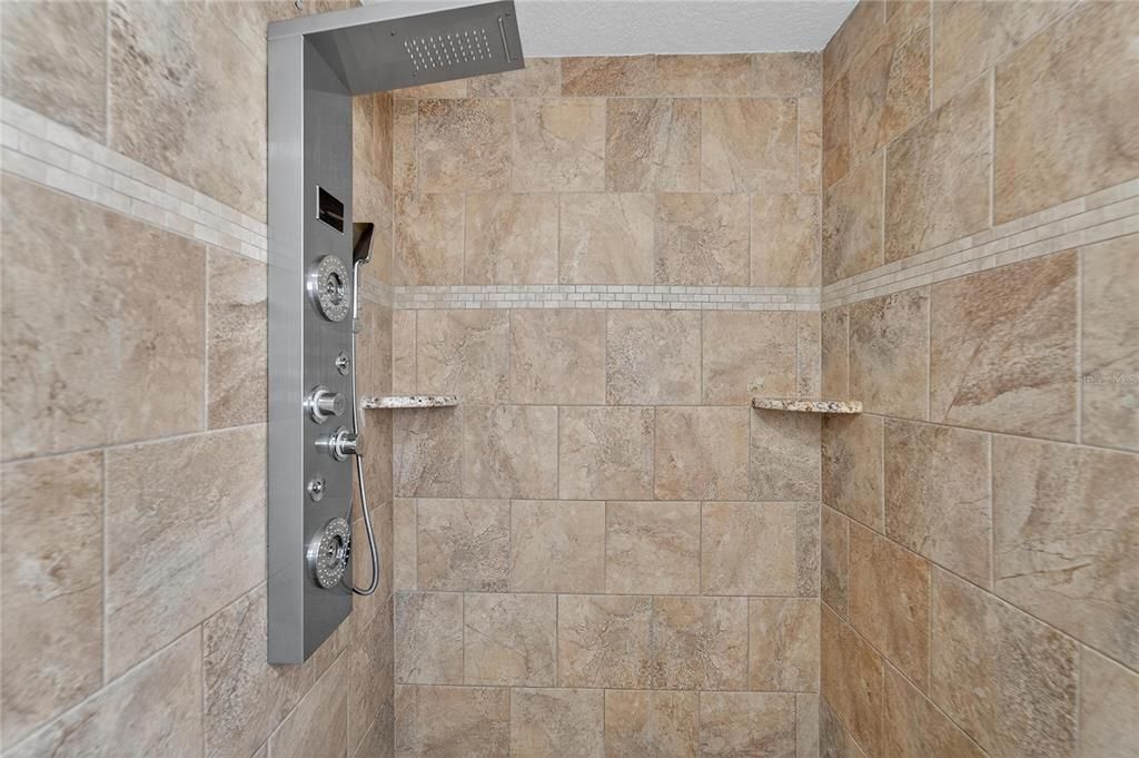 合同活跃: $450,000 (4 贝兹, 2 浴室, 2306 平方英尺)