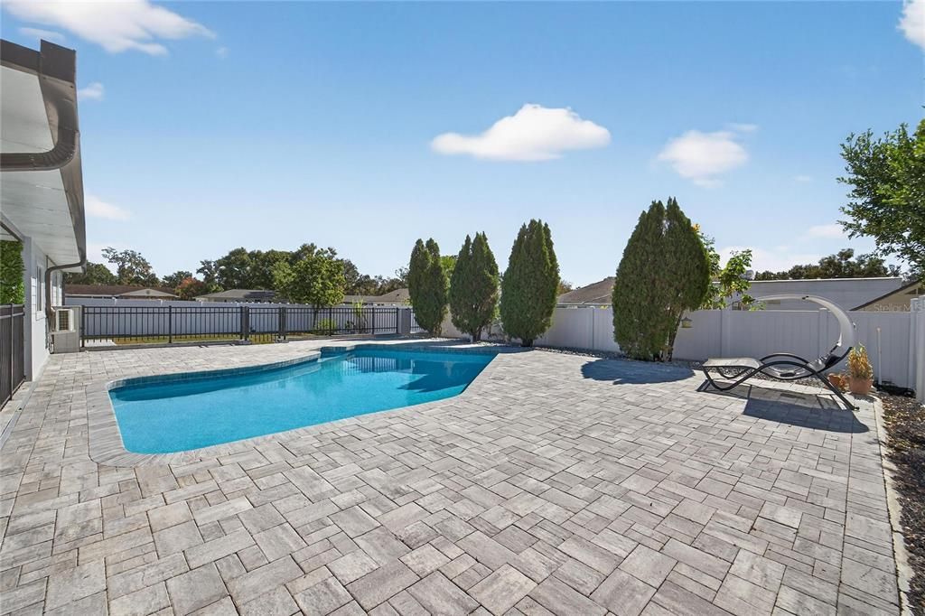 合同活跃: $450,000 (4 贝兹, 2 浴室, 2306 平方英尺)