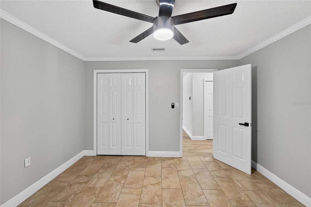 合同活跃: $450,000 (4 贝兹, 2 浴室, 2306 平方英尺)