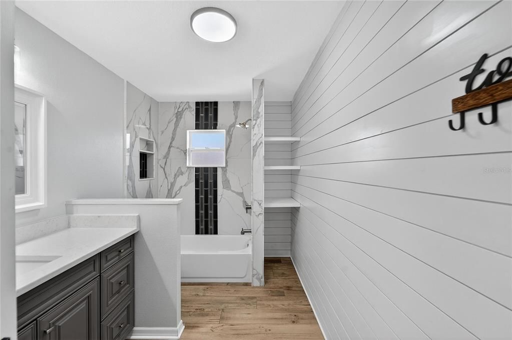 合同活跃: $450,000 (4 贝兹, 2 浴室, 2306 平方英尺)