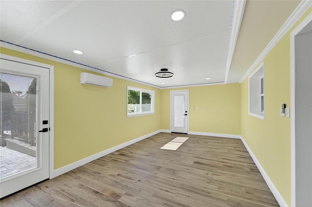 合同活跃: $450,000 (4 贝兹, 2 浴室, 2306 平方英尺)