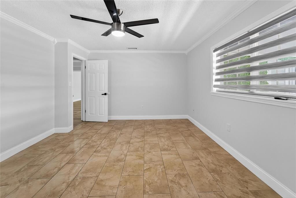 合同活跃: $450,000 (4 贝兹, 2 浴室, 2306 平方英尺)