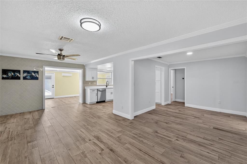 合同活跃: $450,000 (4 贝兹, 2 浴室, 2306 平方英尺)