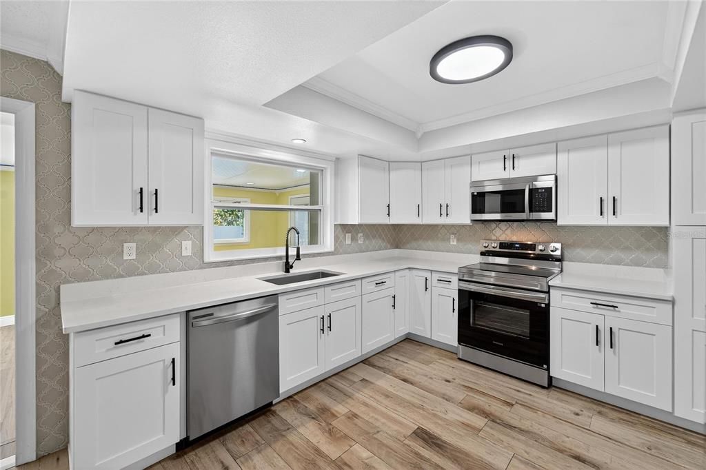 合同活跃: $450,000 (4 贝兹, 2 浴室, 2306 平方英尺)