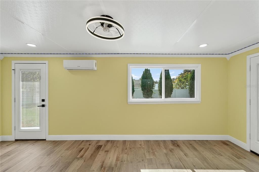 合同活跃: $450,000 (4 贝兹, 2 浴室, 2306 平方英尺)