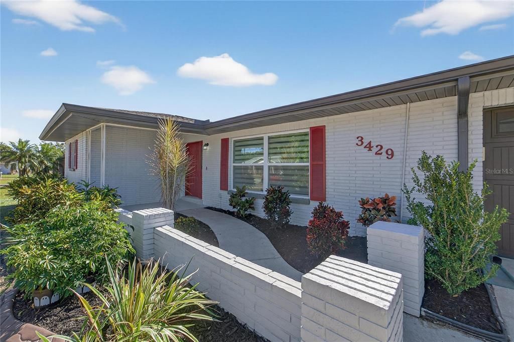 合同活跃: $450,000 (4 贝兹, 2 浴室, 2306 平方英尺)