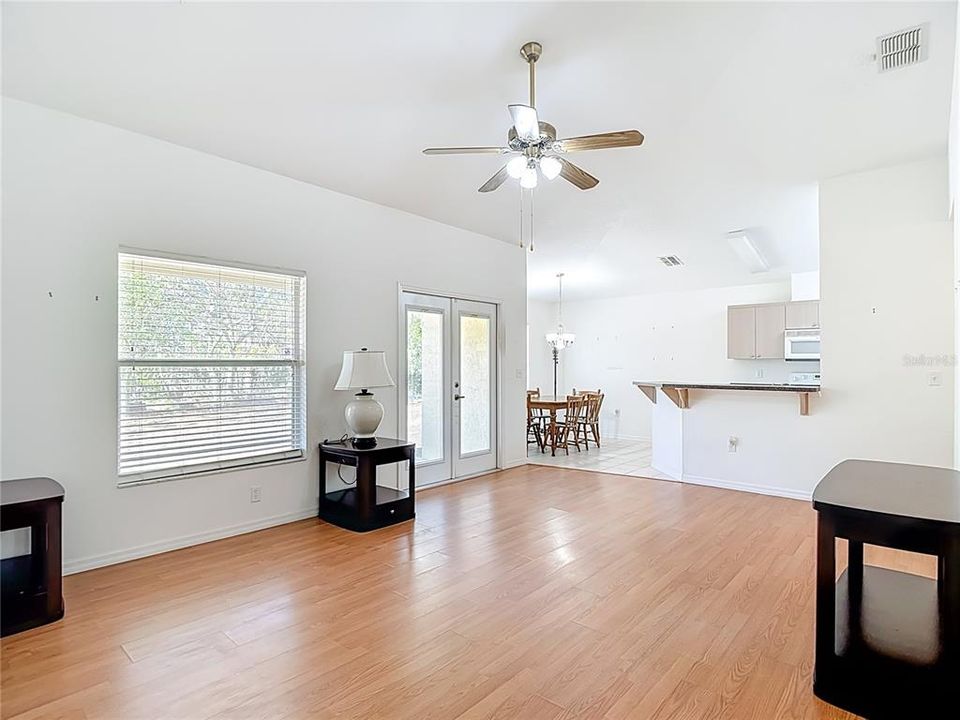 合同活跃: $269,500 (3 贝兹, 2 浴室, 1375 平方英尺)