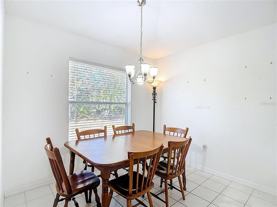 合同活跃: $269,500 (3 贝兹, 2 浴室, 1375 平方英尺)