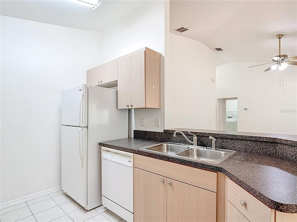 合同活跃: $269,500 (3 贝兹, 2 浴室, 1375 平方英尺)