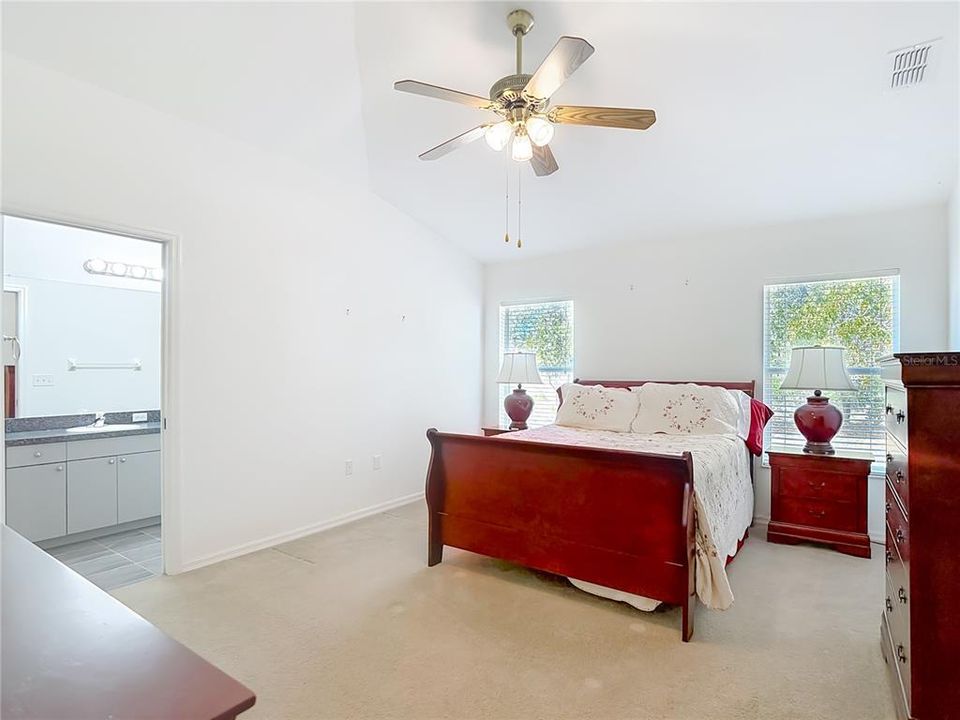 合同活跃: $269,500 (3 贝兹, 2 浴室, 1375 平方英尺)