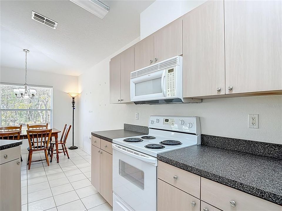 合同活跃: $269,500 (3 贝兹, 2 浴室, 1375 平方英尺)