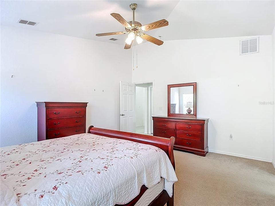 合同活跃: $269,500 (3 贝兹, 2 浴室, 1375 平方英尺)