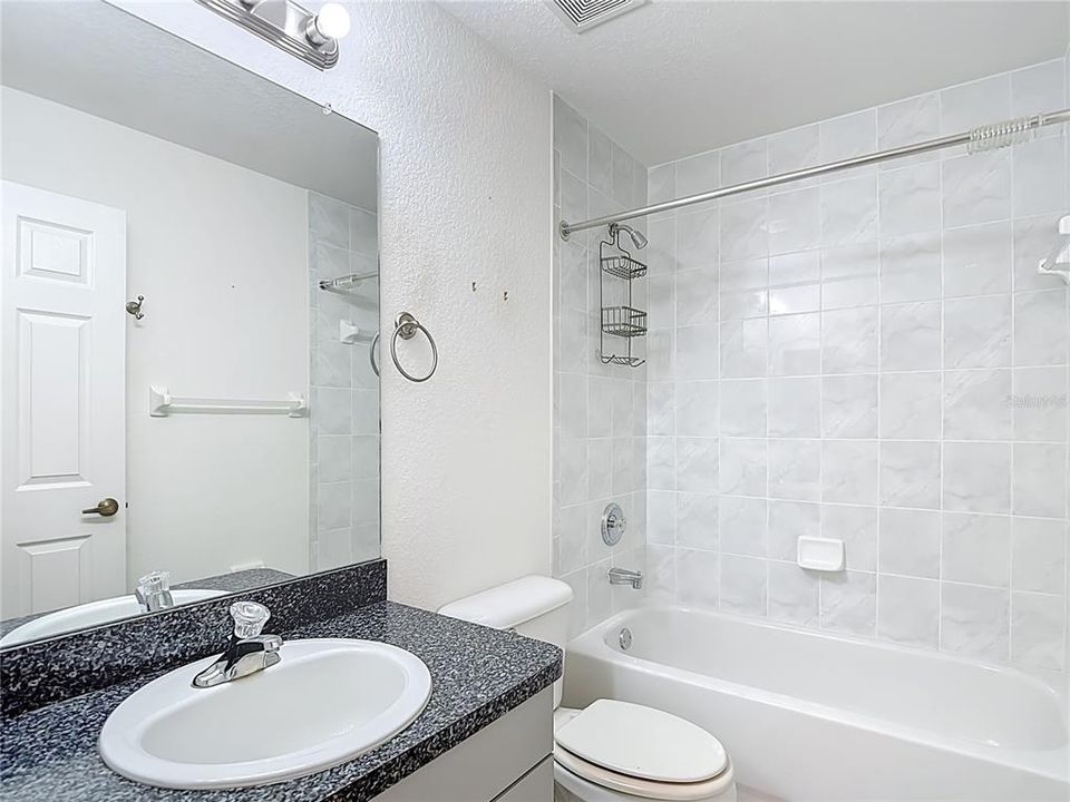 合同活跃: $269,500 (3 贝兹, 2 浴室, 1375 平方英尺)