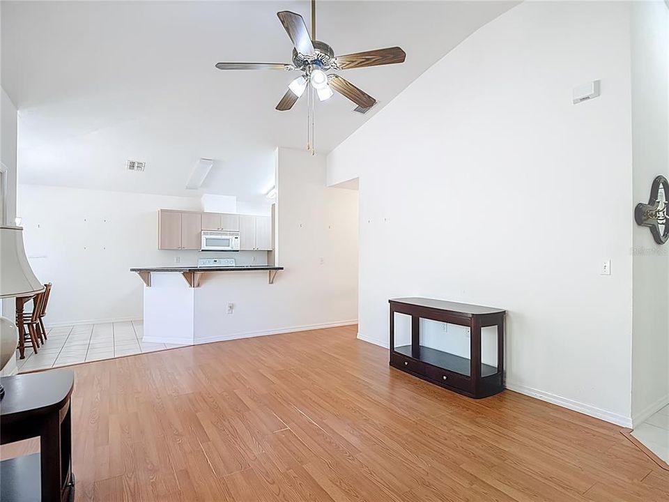 合同活跃: $269,500 (3 贝兹, 2 浴室, 1375 平方英尺)