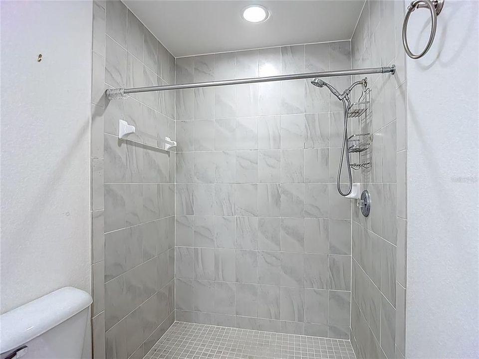 合同活跃: $269,500 (3 贝兹, 2 浴室, 1375 平方英尺)