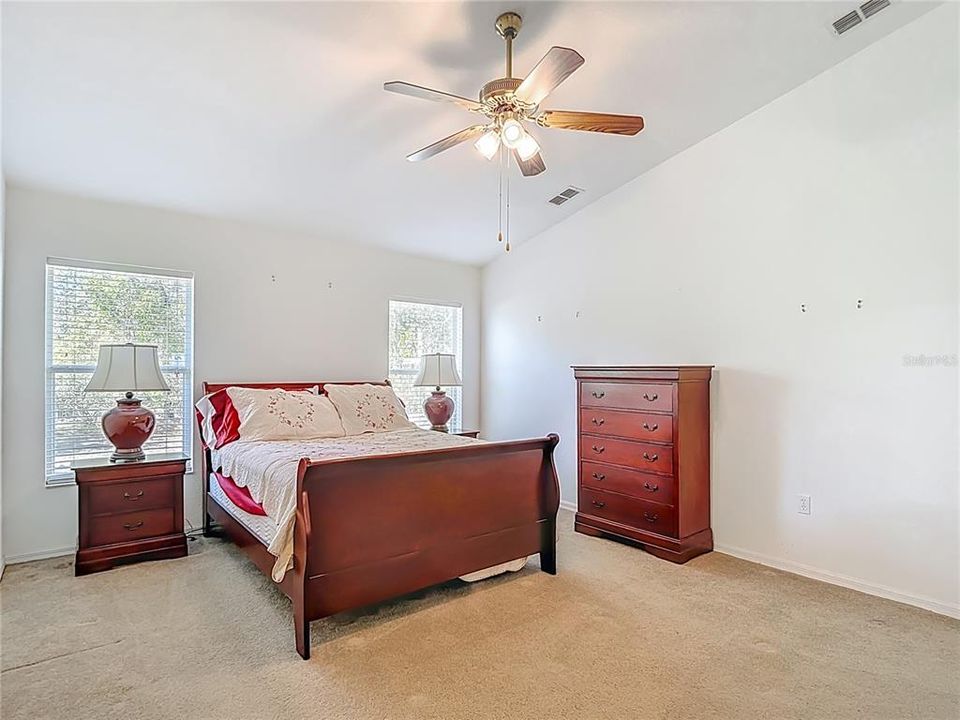 合同活跃: $269,500 (3 贝兹, 2 浴室, 1375 平方英尺)