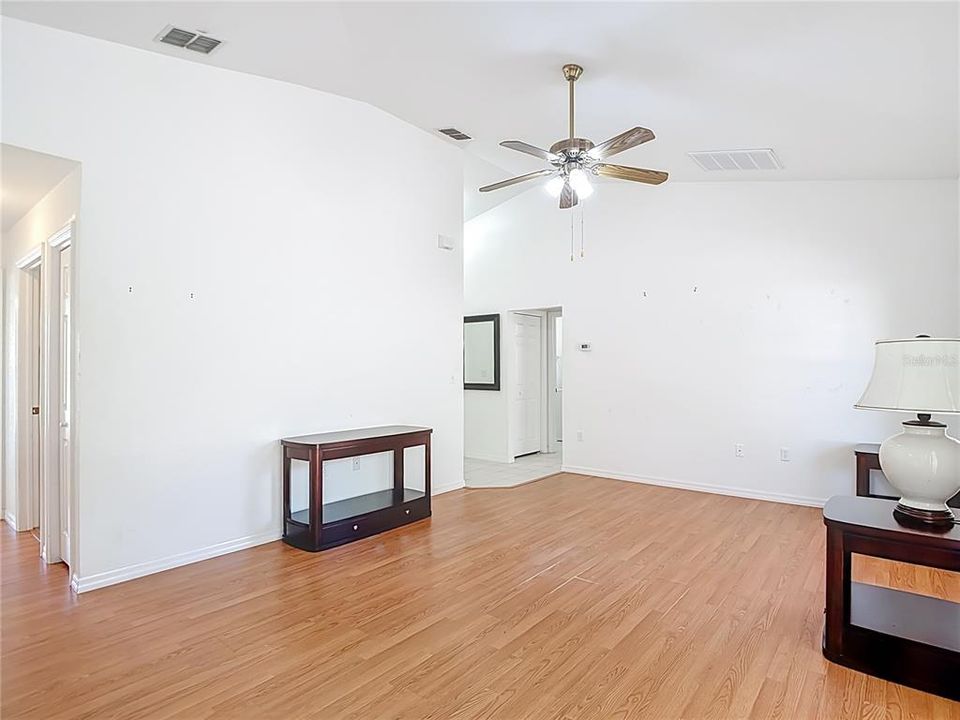 合同活跃: $269,500 (3 贝兹, 2 浴室, 1375 平方英尺)