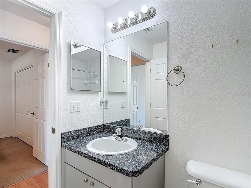 合同活跃: $269,500 (3 贝兹, 2 浴室, 1375 平方英尺)