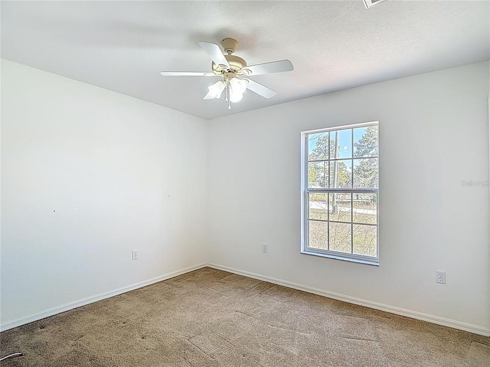 合同活跃: $269,500 (3 贝兹, 2 浴室, 1375 平方英尺)