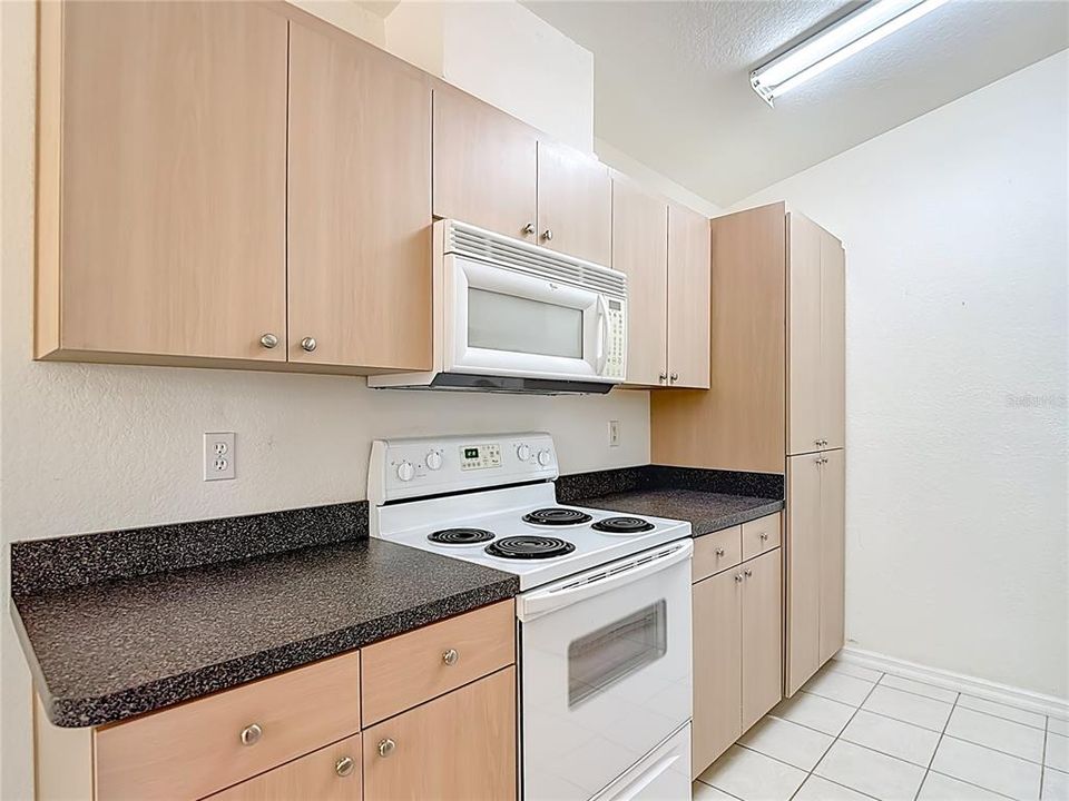 合同活跃: $269,500 (3 贝兹, 2 浴室, 1375 平方英尺)