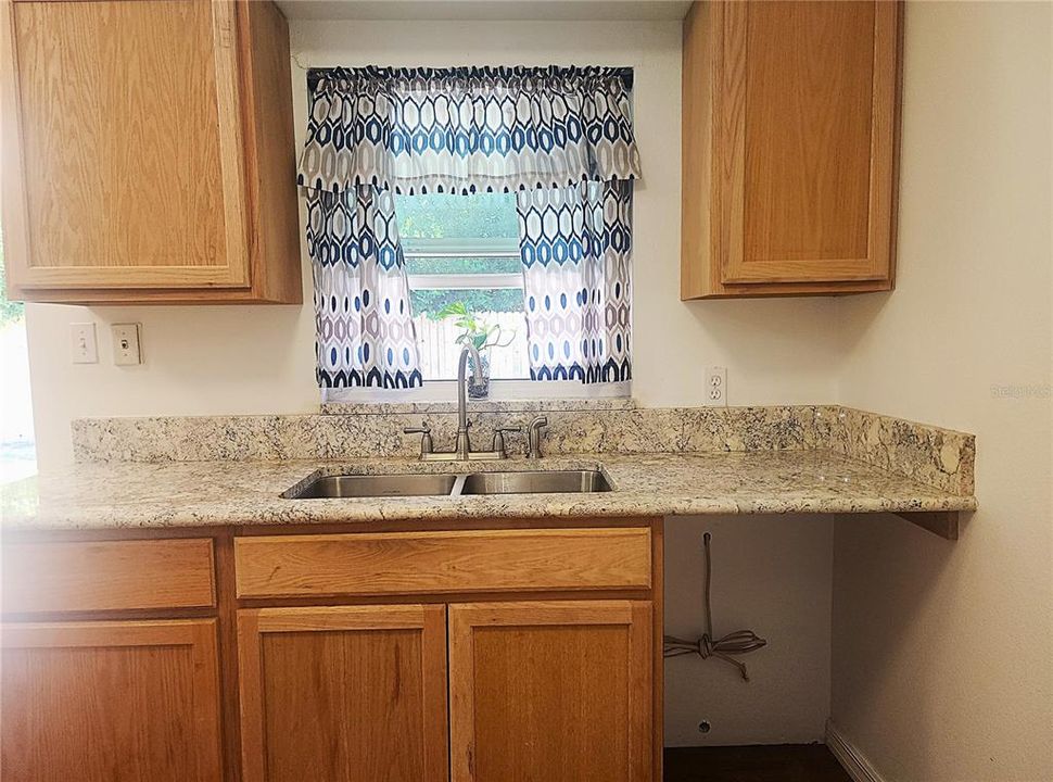 На продажу: $250,000 (3 спален, 1 ванн, 962 Квадратных фут)