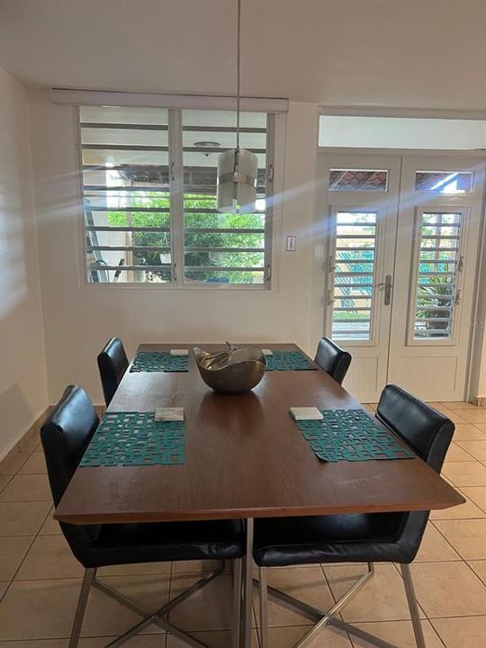 出租: $1,250 (3 贝兹, 2 浴室, 1145 平方英尺)