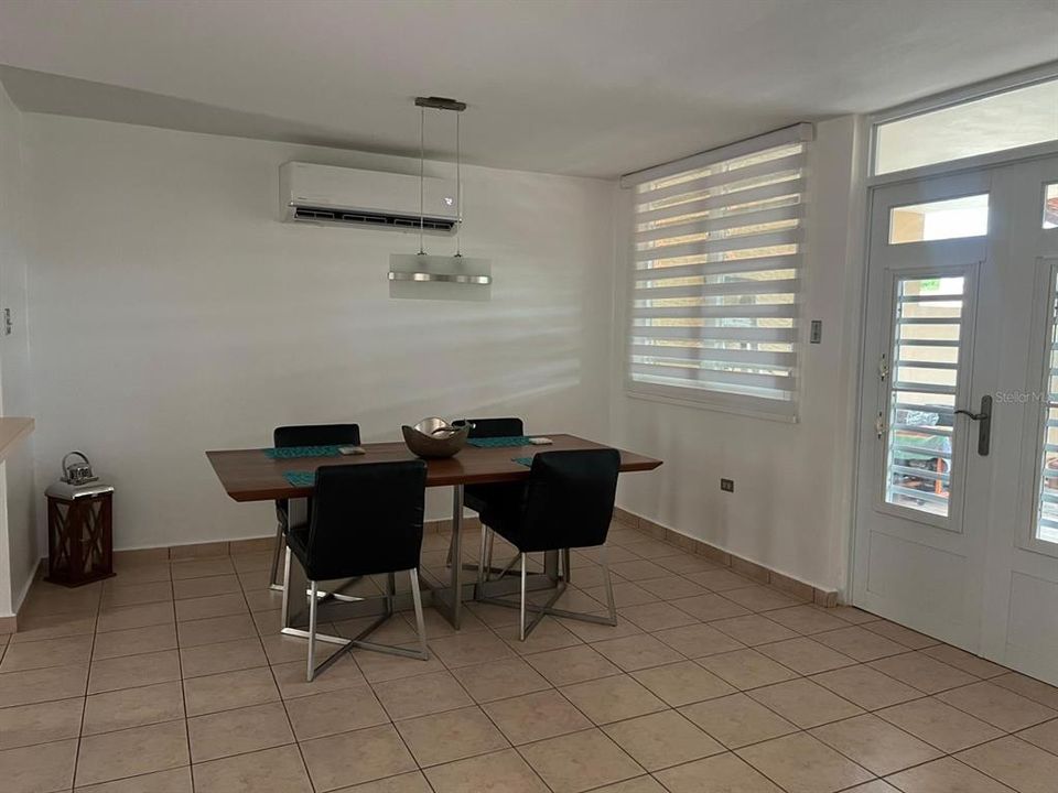 出租: $1,250 (3 贝兹, 2 浴室, 1145 平方英尺)