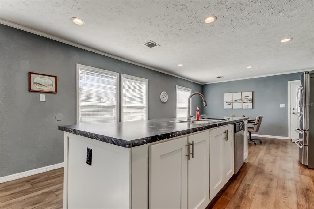 На продажу: $249,700 (3 спален, 2 ванн, 1800 Квадратных фут)