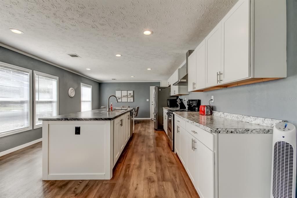 На продажу: $249,700 (3 спален, 2 ванн, 1800 Квадратных фут)