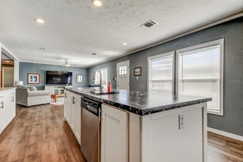 На продажу: $249,700 (3 спален, 2 ванн, 1800 Квадратных фут)