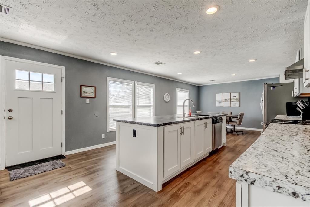 На продажу: $249,700 (3 спален, 2 ванн, 1800 Квадратных фут)