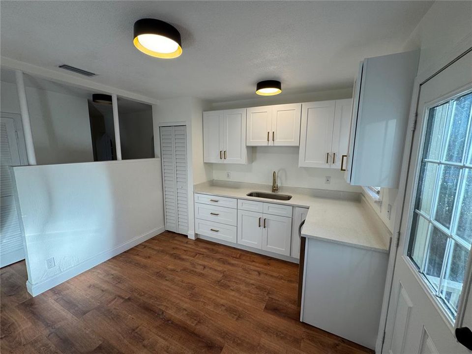 合同活跃: $349,900 (3 贝兹, 2 浴室, 1244 平方英尺)