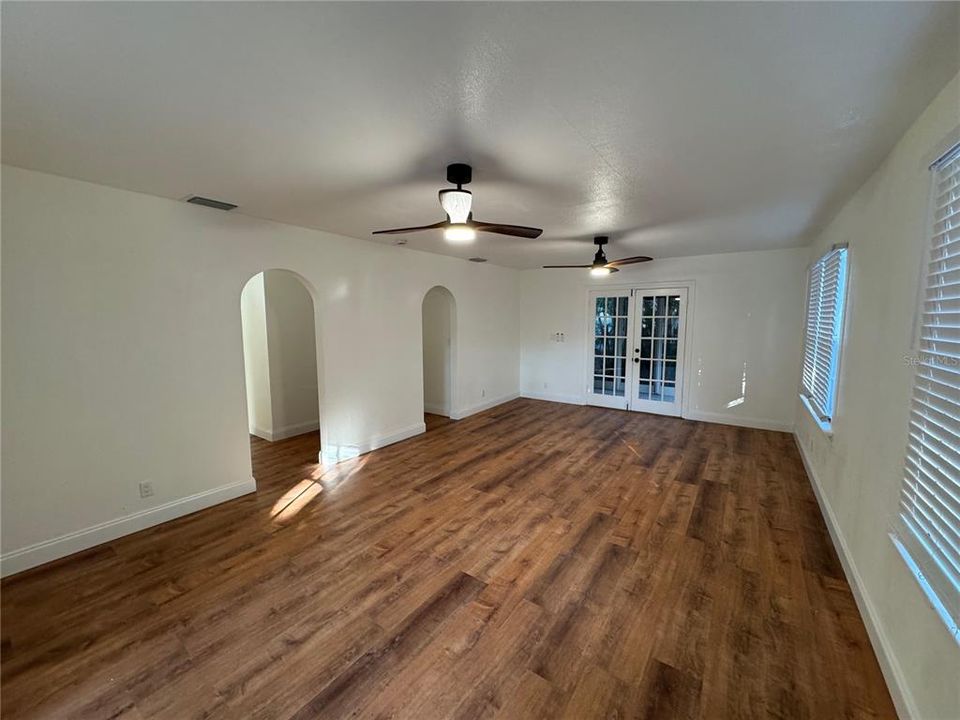 合同活跃: $349,900 (3 贝兹, 2 浴室, 1244 平方英尺)