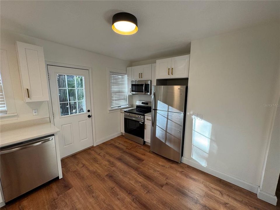 合同活跃: $349,900 (3 贝兹, 2 浴室, 1244 平方英尺)