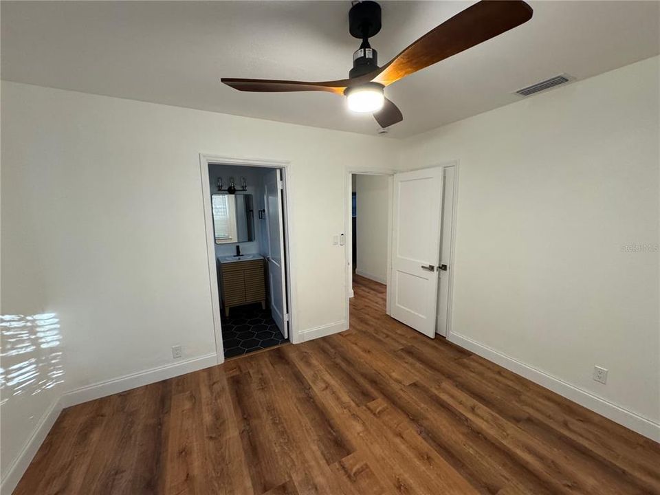 合同活跃: $349,900 (3 贝兹, 2 浴室, 1244 平方英尺)