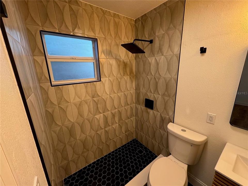 合同活跃: $349,900 (3 贝兹, 2 浴室, 1244 平方英尺)