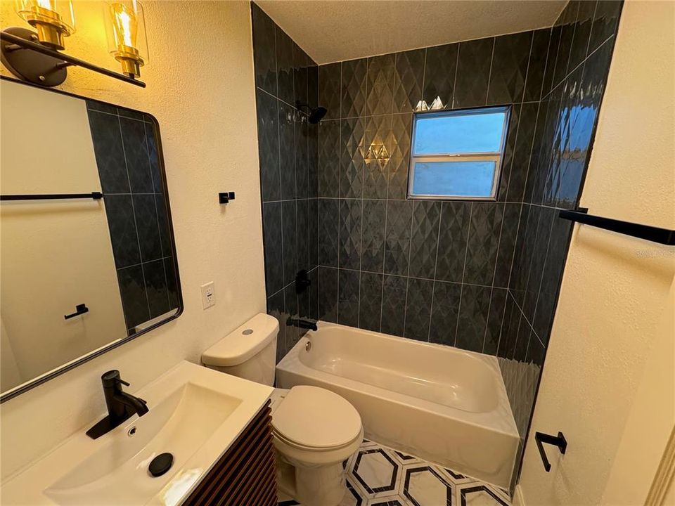 合同活跃: $349,900 (3 贝兹, 2 浴室, 1244 平方英尺)