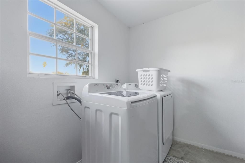 For Sale: $215,000 (2 beds, 2 baths, 936 Square Feet)