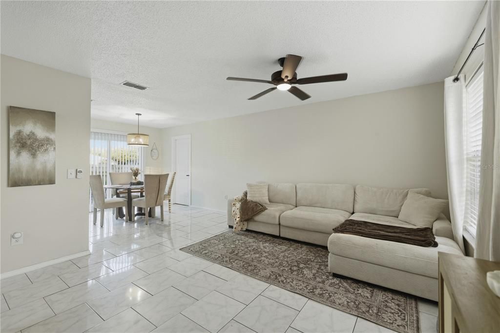 For Sale: $215,000 (2 beds, 2 baths, 936 Square Feet)