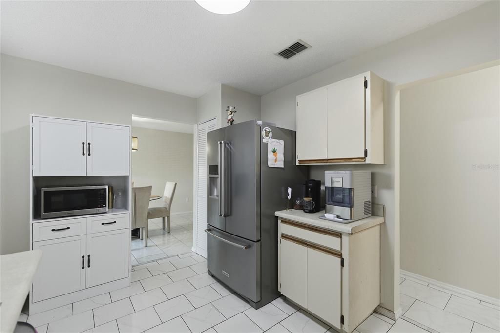 For Sale: $215,000 (2 beds, 2 baths, 936 Square Feet)