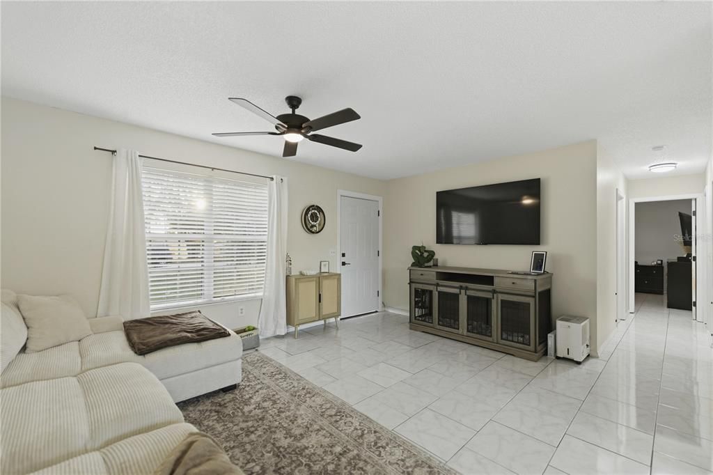 For Sale: $215,000 (2 beds, 2 baths, 936 Square Feet)