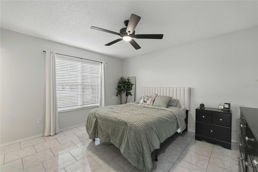 For Sale: $215,000 (2 beds, 2 baths, 936 Square Feet)