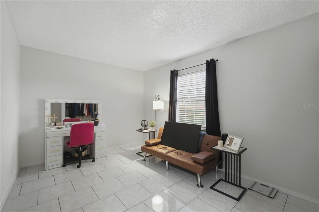 For Sale: $215,000 (2 beds, 2 baths, 936 Square Feet)