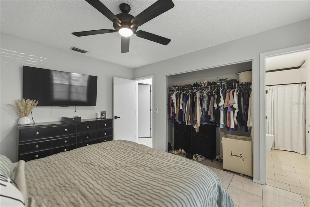 For Sale: $215,000 (2 beds, 2 baths, 936 Square Feet)