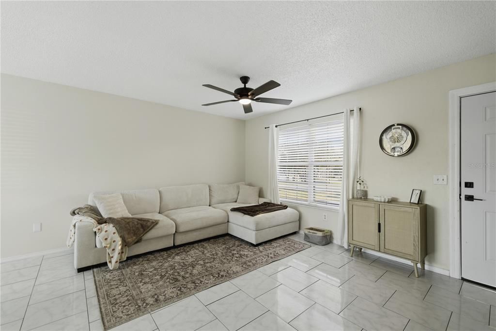 For Sale: $215,000 (2 beds, 2 baths, 936 Square Feet)